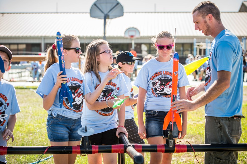 Umatilla Elementary School rocket launch, photo by Roberto Gonzalez